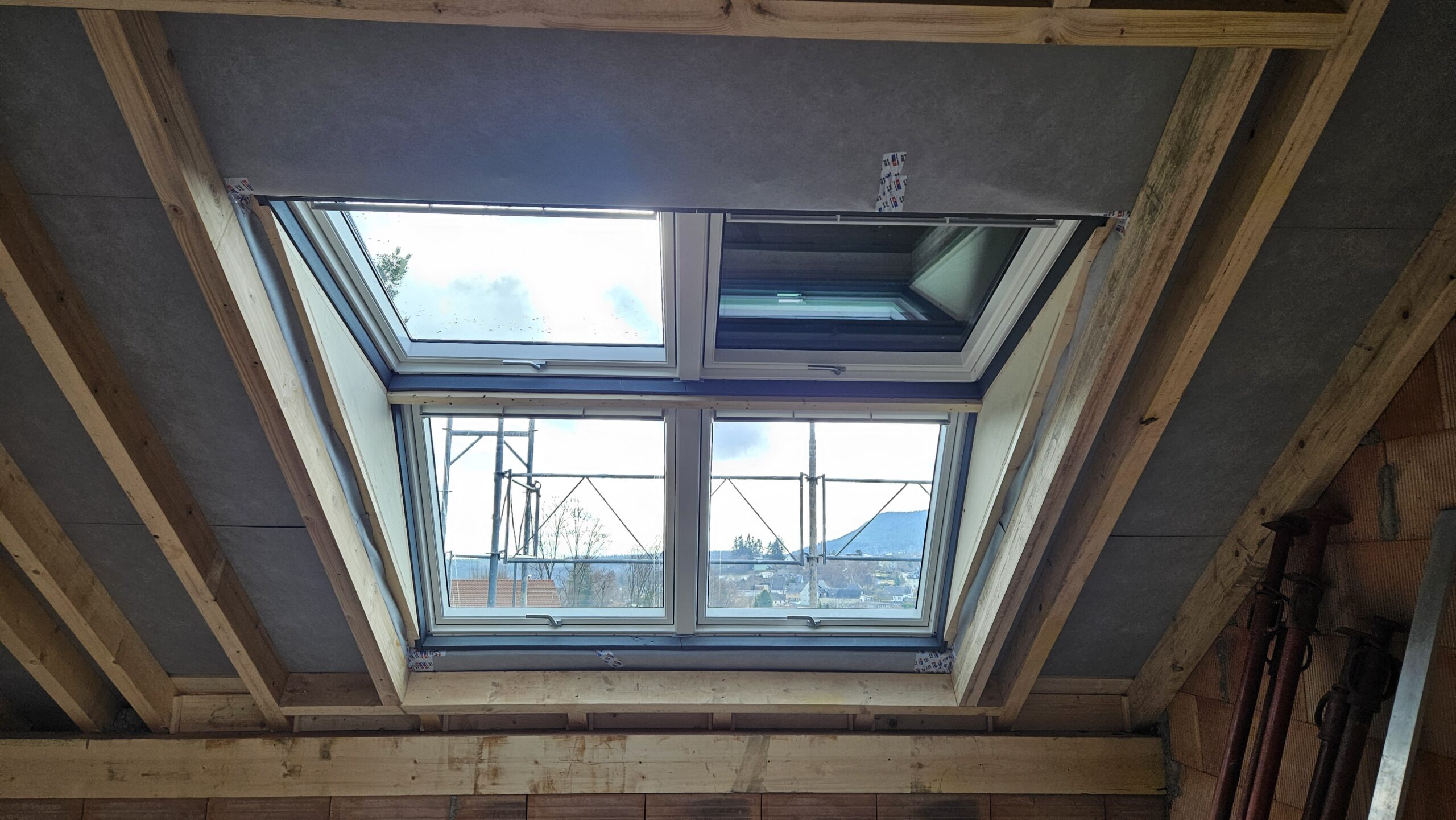Vue intérieure de la Verrière Évolution VELUX depuis les combles